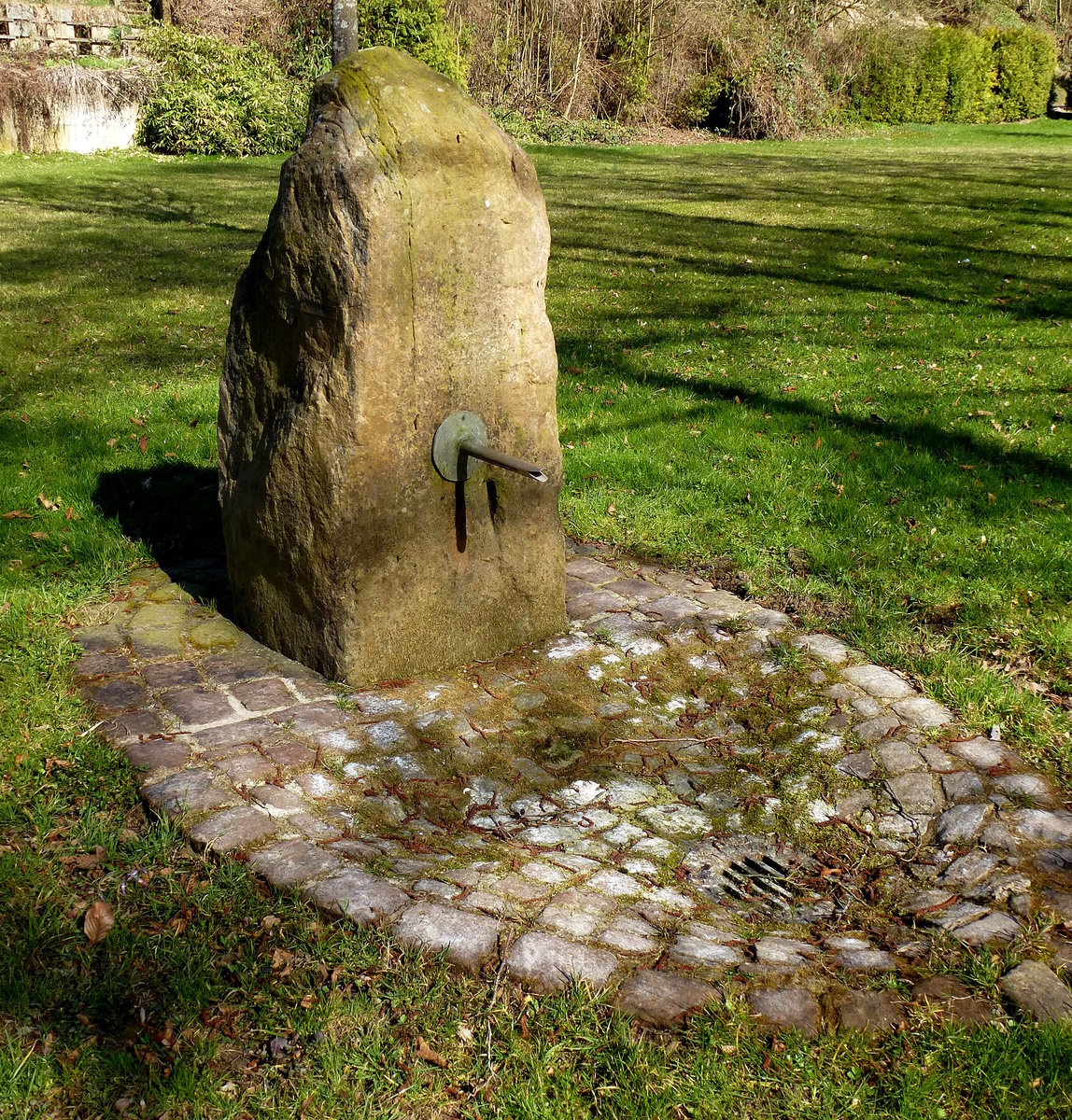 Heiligenzell, der Brunnen im Schlopark, Mrz 2017