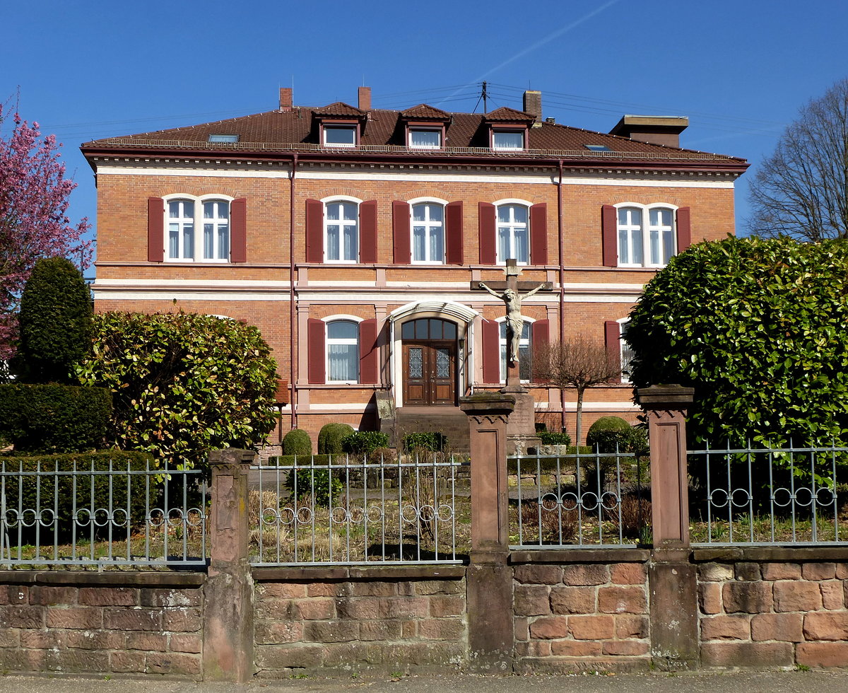 Heiligenzell, diese ehemalige Villa eines Fabrikanten beherbergt seit 1871 das Schwesternhaus St.Elisabeth, Mrz 2017