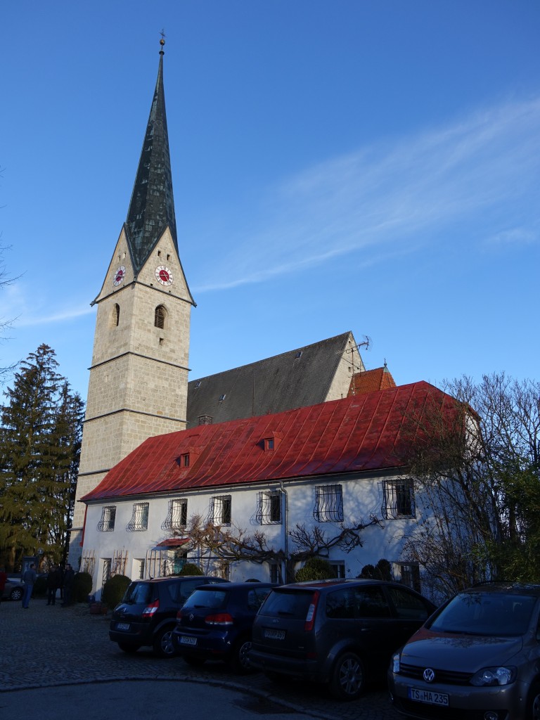 Heiligkreuz bei Trostberg, Pfarrkirche Hl. Kreuz, sptgotischer Nagelfluhquaderbau, zweischiffiges Langhaus mit sdlich angesetztem Turm, erbaut im 15. Jahrhundert, davor Pfarrhof, erbaut 1795 (14.02.2016)