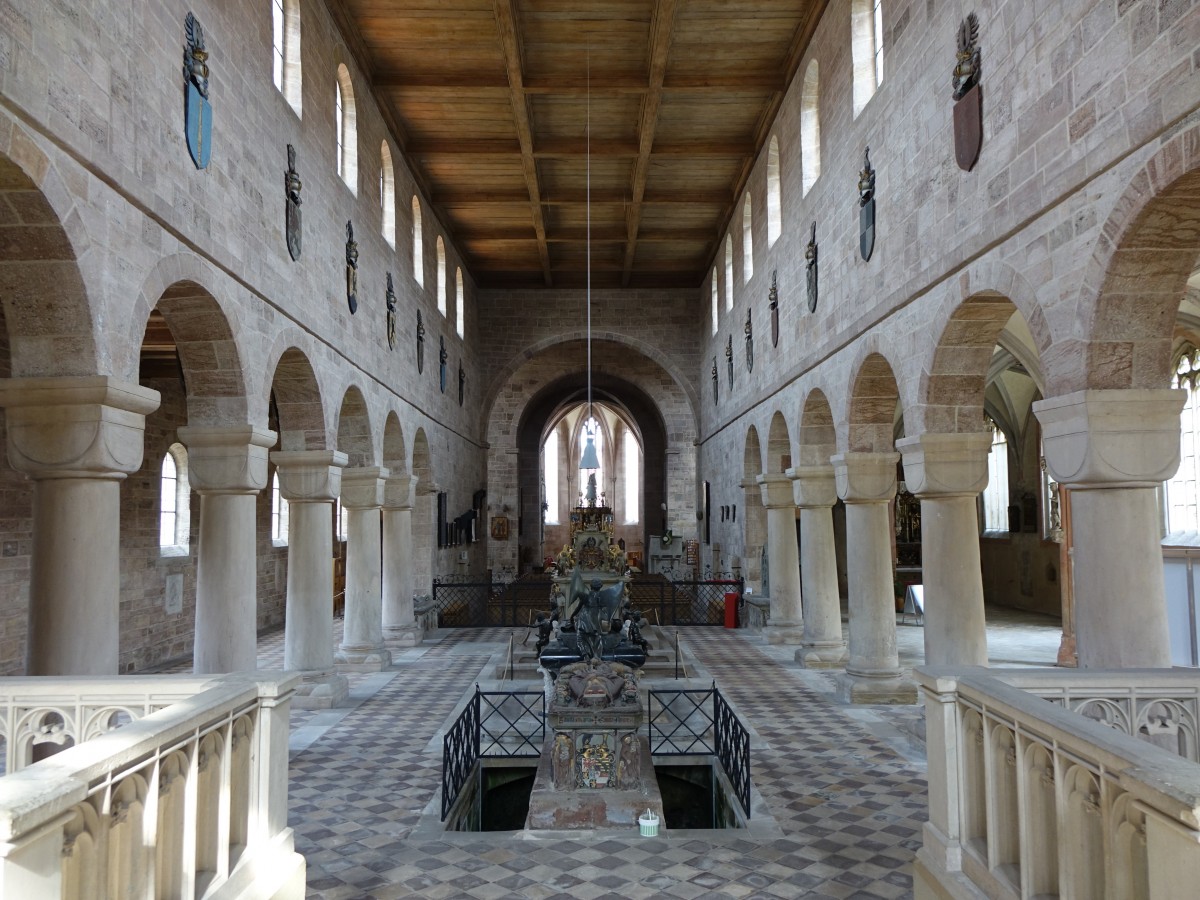 Heilsbronn, Mittelschiff der Klosterkirche mit Grablegen mehrerer Kurfrsten von Brandenburg sowie Markgrafen von Ansbach (02.08.2015)