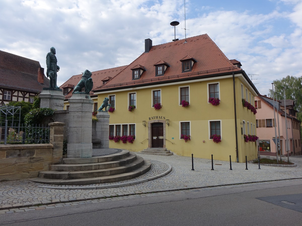 Heilsbronn, Rathaus am Kammereckerplatz, zweigeschossiger Walmdachbau in Ecklage, 18./19. Jahrhundert mit lterem Kern (02.08.2015)