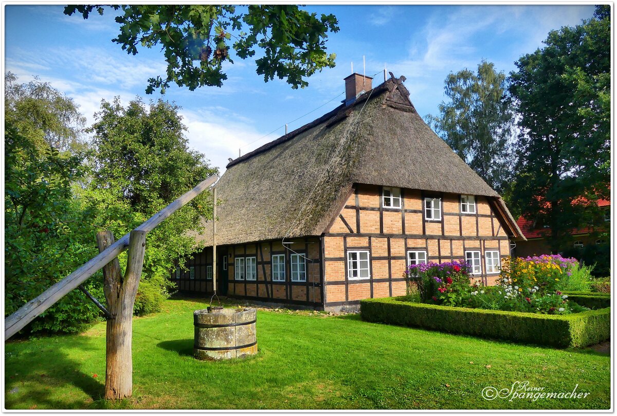 Heimathaus in Fintel Mitte September 2023. Auch im Heiderandgebiet werden die alten Traditionen noch gepflegt. Das Heimathaus befindet sich auf dem Heimathausgelnde mit weiteren historischen Bauwerken, es handelt sich somit um ein Freilichtmuseum.