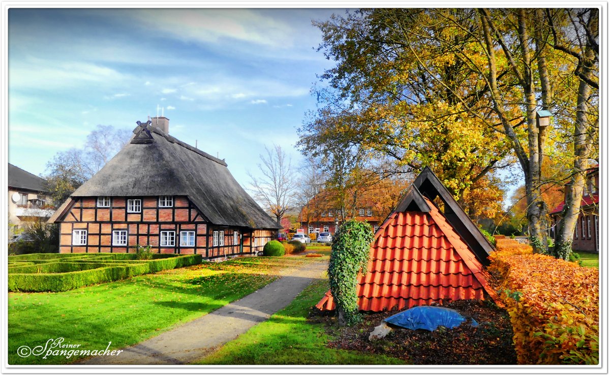 Heimathausgelnde in Fintel Kreis Rotenburg/Wmme Heiderandgebiet. Im Vordergrund das historische und voll funktionsfhige Backhaus, wir schauen auf die Rckseite. Hinter der Kamera befindet sich unter anderem noch eine Remise und ein Treppenspeicher. November 2020. 