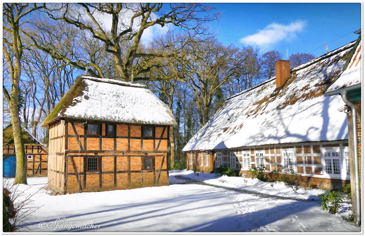 Heimatmuseum Scheeel, der Meyerhof. Im doppelstckigem Gebude die Blaufrberei (Blaudruck). Auf dem Gelnde sind weitere historische Gebude zu finden, z.B. auch ein Schafstall. Die Schferei hatte hier frher genau so ihren Platz wie in der nahen Lneburger Heide. Es gibt sogar ber die Landesgrenzen hinaus, eine bekannte traditionelle Trachtengruppe (Tanzgruppe), die Beekscheepers (Bachschfer). Hinter den Gebuden fliet auch die besagte Beeke. berquert man diese auf einer schmalen Holzbrcke, erreicht man nach 100 Metern das Heimathaus. Auch dort befinden sich weitere historische Gebude. 