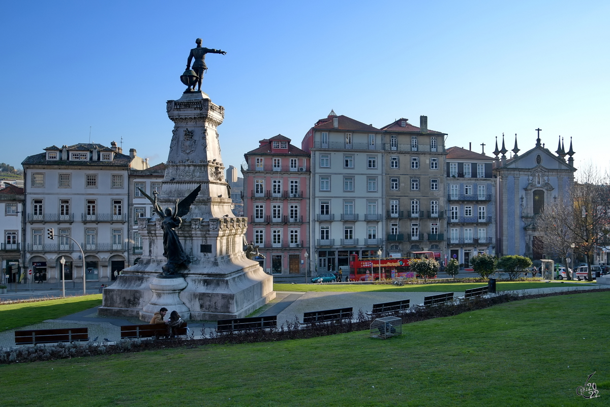 Heinrich der Seefahrer wacht auf seinem Denkmal (Monumento ao Infante Dom Henrique) ber seine Geburtsstadt Porto. (Porto, Mai 2013)