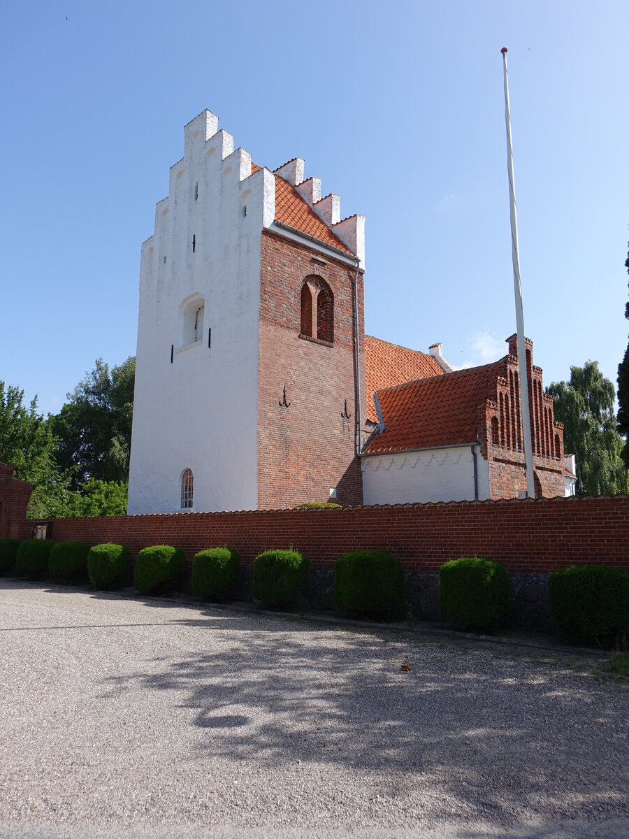 Hejninge, evangelische Kirche am Strandvejen, erbaut ab 1370 (17.07.2021)