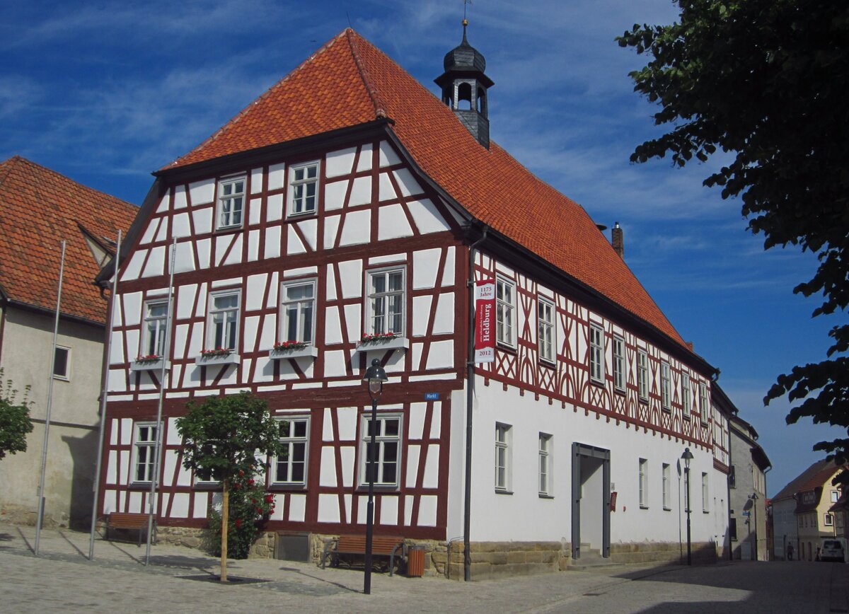 Heldburg, Rathaus am Marktplatz, Fachwerkbau mit Dachreiter (10.06.2012)