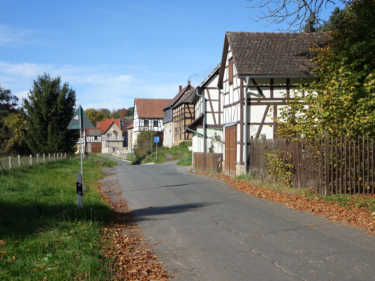Hellborn, Fachwerkhuser entlang der Dorfstrae (20.10.2022)