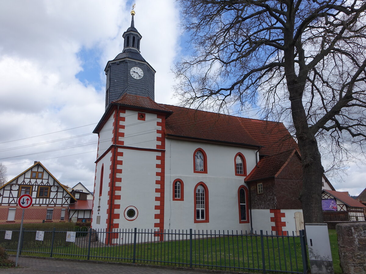 Helmers, evangelische Kirche, kleiner Saalbau erbaut 1672, Dachturm mit Mansarddach von 1908 (15.04.2022)