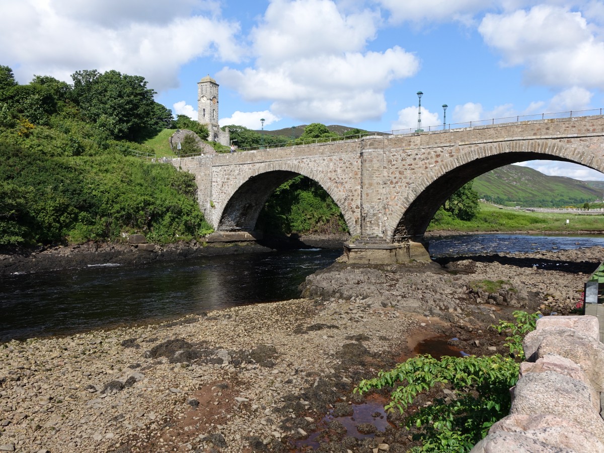 Helmsdale, alte Brcke ber des Fluss Helmsdale und Glocktower (06.07.2015)