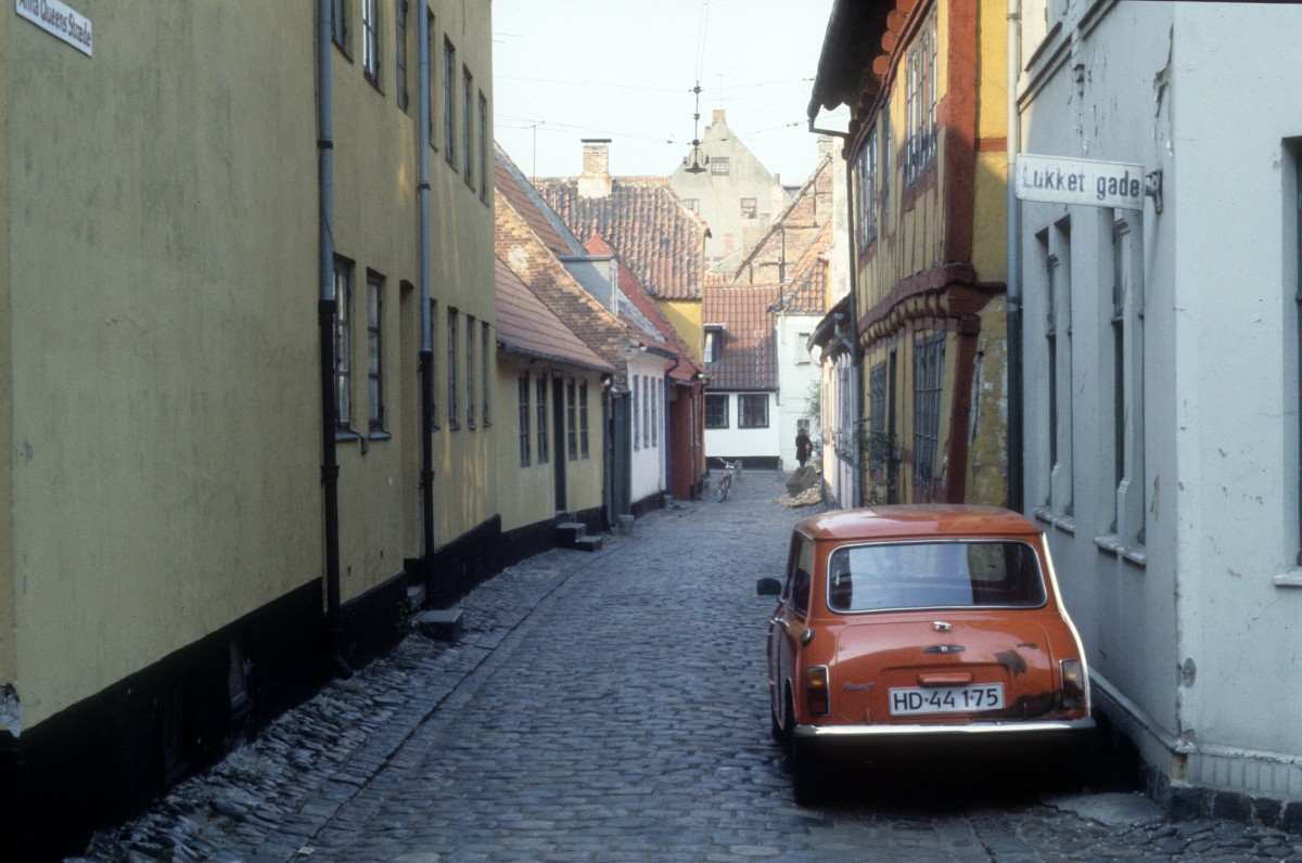 Helsingr: Die Politiker und die Stadtverwaltung haben auf dem Gebiet der Pflege und Erhaltung der Altstadthuser eine grosse Leistung erbracht, so dass die Stadt heute eine Perlenreihe von Baudenkmlern besitzt. Das Foto, das im Mai 1978 gemacht wurde, zeigt eine der schmalen Altstadtstrassen, die Anna Queens Strde, nach Anna Quie, der Witwe des Kaufmannes Hans Quie, benannt. Die Kaufmannsfamilie Quie besass im 18. Jahrhundert viele Huser in der Stadt. - Das dnische Wort 'strde' und das deutsche 'Strasse' haben denselben Ursprung, nmlich den lateinischen Ausdruck 'via strata', der 'gepflasterte Chaussee / Strasse' bedeutet.