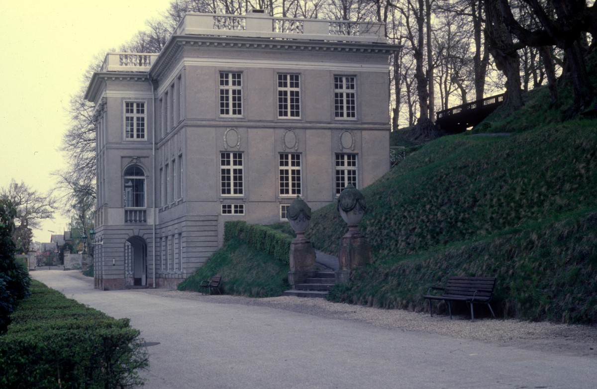 Helsingr Schloss Marienlyst im Mai 1978: Da, wo der Knig, Frederik der Zweite (1559 - 1588), 1585 das Schloss Kronborg hatte errichten lassen, gab es keinen Platz fr einen Garten, und deshalb liess er 1587 einen Lustgarten anlegen und ein Lusthaus errichten. Das Lusthaus, ein hohes und schmales Gebude, bildete spter das Mittelstck des vom Franzosen N. H. Jardin in den Jahren 1759 bis 1863 gebauten Schlosses. - Der ursprngliche Garten ist heute ein kleiner Park, der das Gedchtnisgrab von Hamlet beherbergt.  