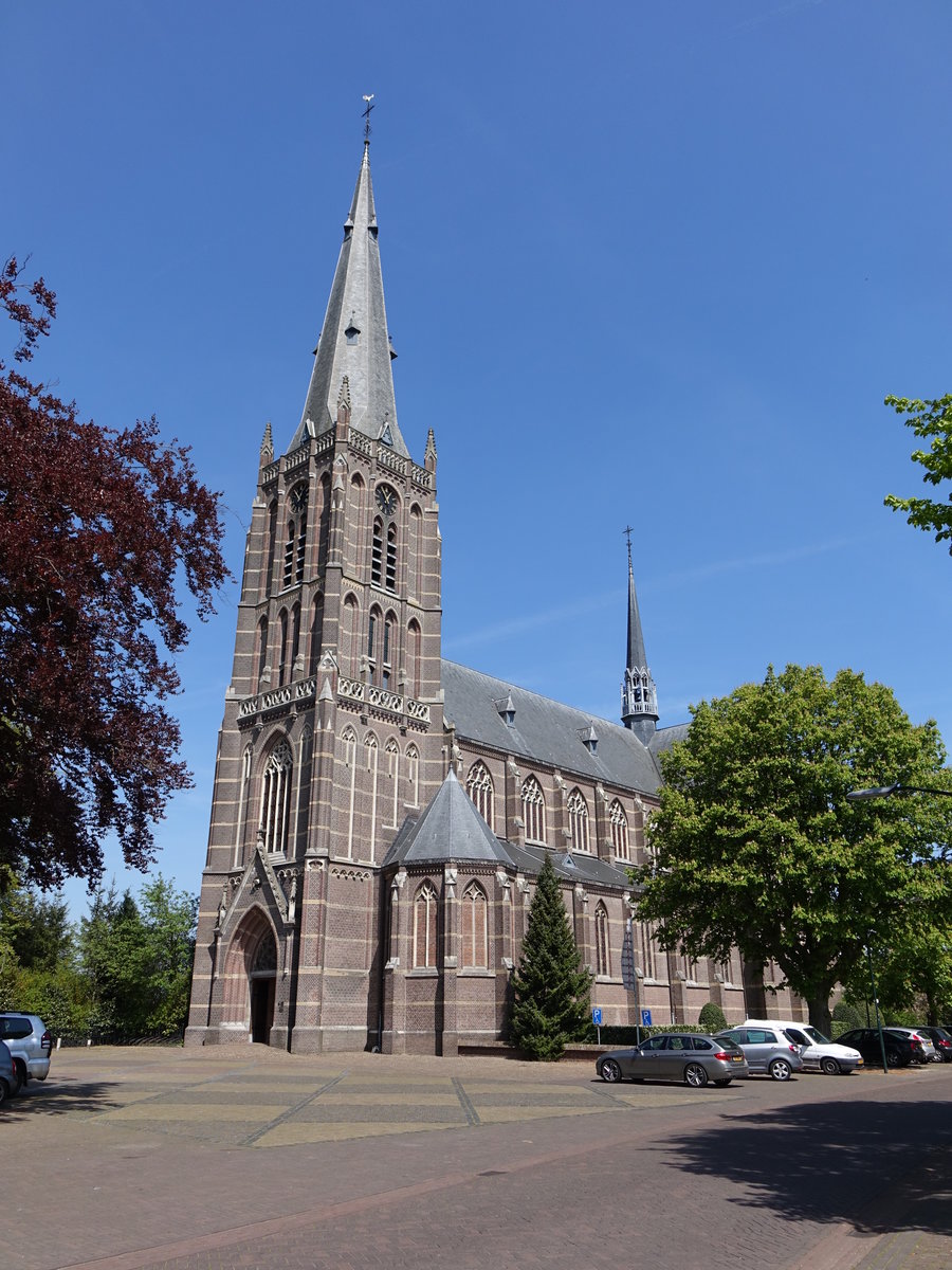Helvoirt, Ref. Kirche, erbaut im 15. Jahrhundert mit krftigem Turm mit Spitzhelm (06.05.2016)