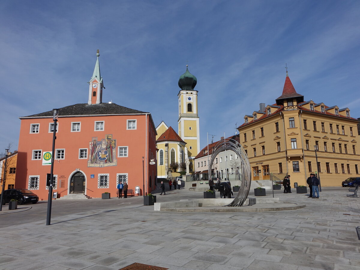 Hemau, Rathaus und St. Johannes Kirche am Marktplatz (26.03.2017)