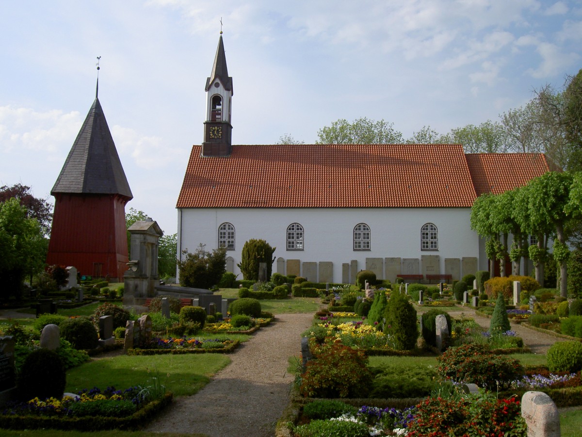 Hemme, Ev. St. Marien Kirche mit Glockenturm, erbaut im 14. Jahrhundert (10.05.2011)