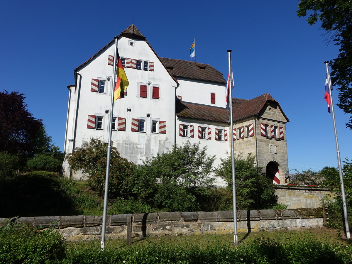 Henfenfeld, Schloss, dreigeschossiger Palas mit Torhaus, erbaut bis 1553 (11.06.2017)