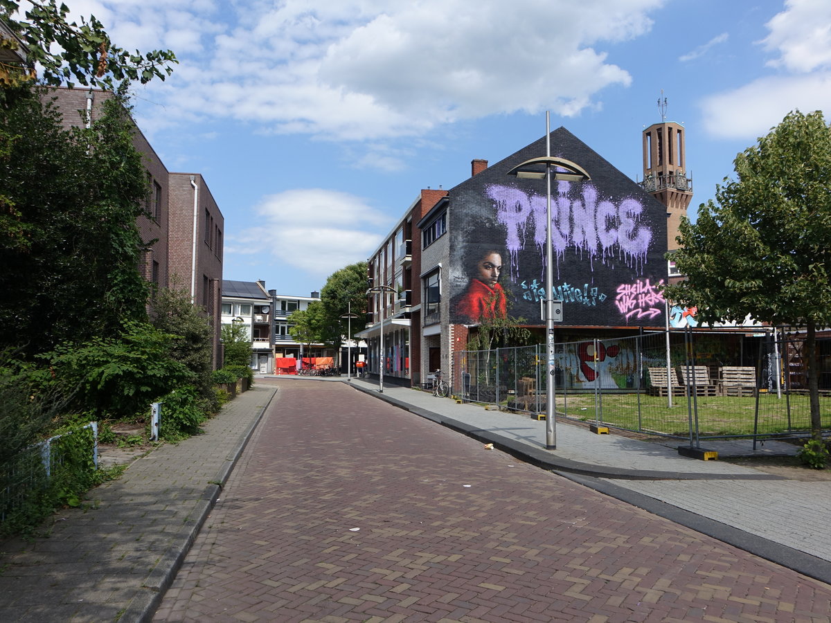 Hengelo, Graffiti fr den Snger Prince in der Marskant Straat (22.07.2017)