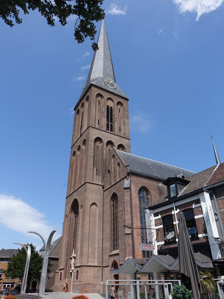 Hengelo, neugotische kath. St. Lambertus Kirche, erbaut von 1889 bis 1890 (22.07.2017)