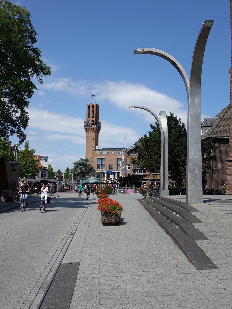 Hengelo, Rathaus in der Enschedestraat, erbaut 1963 durch Architekt Berghoef, der Turm hat mit 46 Glocken eines der grten Glockenspiele der Niederlande (22.07.2017)