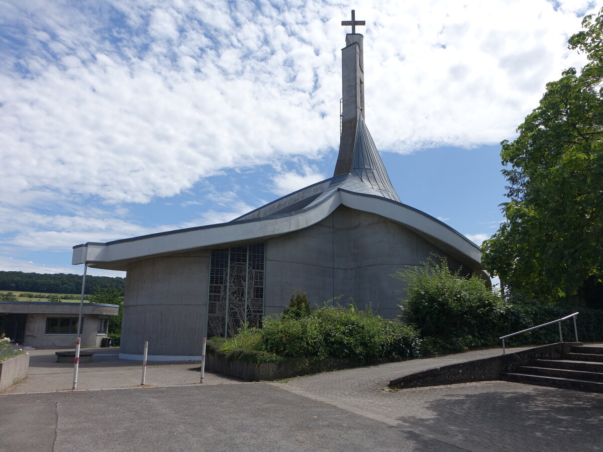 Herbitzheim, kath. Pfarrkirche St. Barbara, erbaut 1975 durch den Architekten Atzberger (14.07.2023)