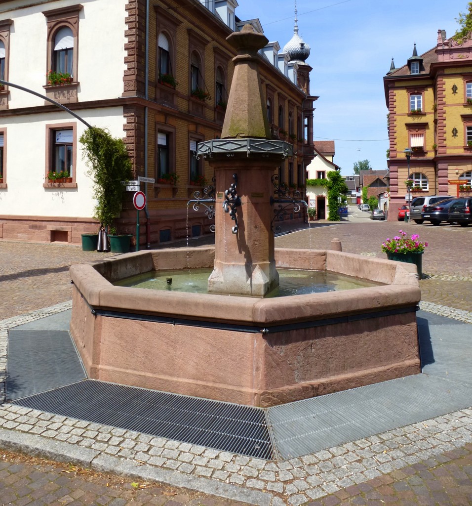 Herbolzheim, der Brunnen im Ortszentrum, Juni 2013