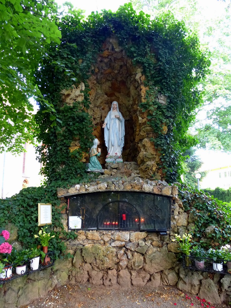 Herbolzheim, die Mariengrotte neben der Wallfahrtskirche  Maria im Sand  wurde 1918 errichtet, Juli 2014