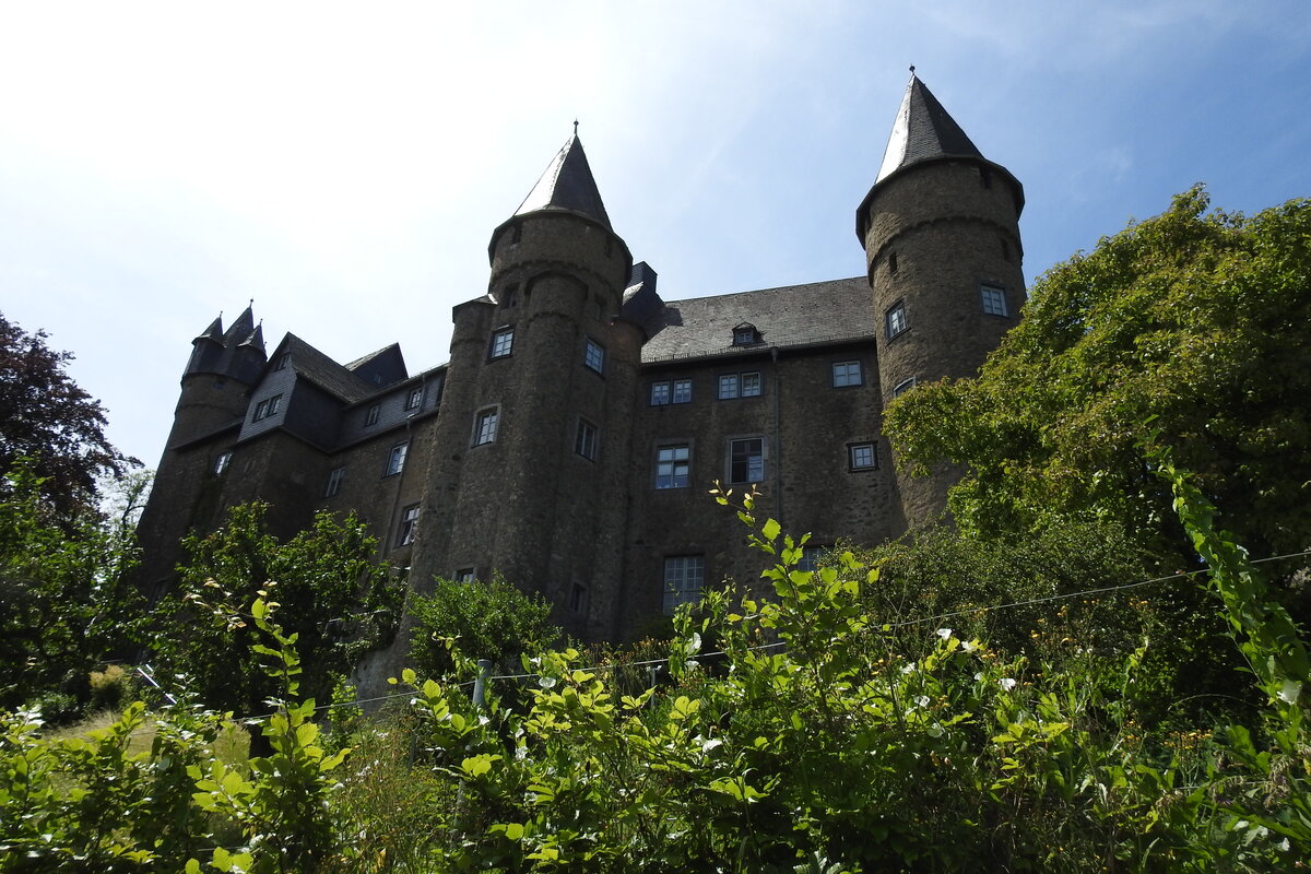 HERBORN(HESSEN)-SCHLOSS HOCH BER DER STADT
Erbaut Ende des 13. Jahrhunderts....Heute Sitz des Theologischen Seminars der Ev. Kirche Hessen.Nassau...am 22.6.22