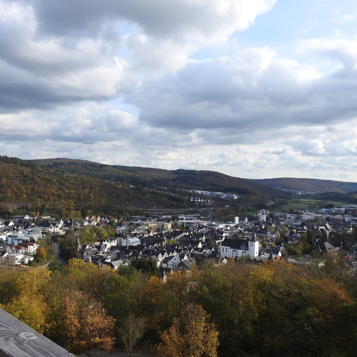 HERBORN/HESSEN VOM AUSSICHTSTURM  DILLBLICK 
Von der Aussichtsplattform in 14 Metern Hhe des 2015 auf dem Herborner Dollenberg in moderner
Stahl-/Holzkonstruktion eingeweihten Aussichtsturms  DILLBLICK  hat man einen herrlichen
Rundumblick ber die malerische hessische Westerwaldstadt...am 25.10.2017