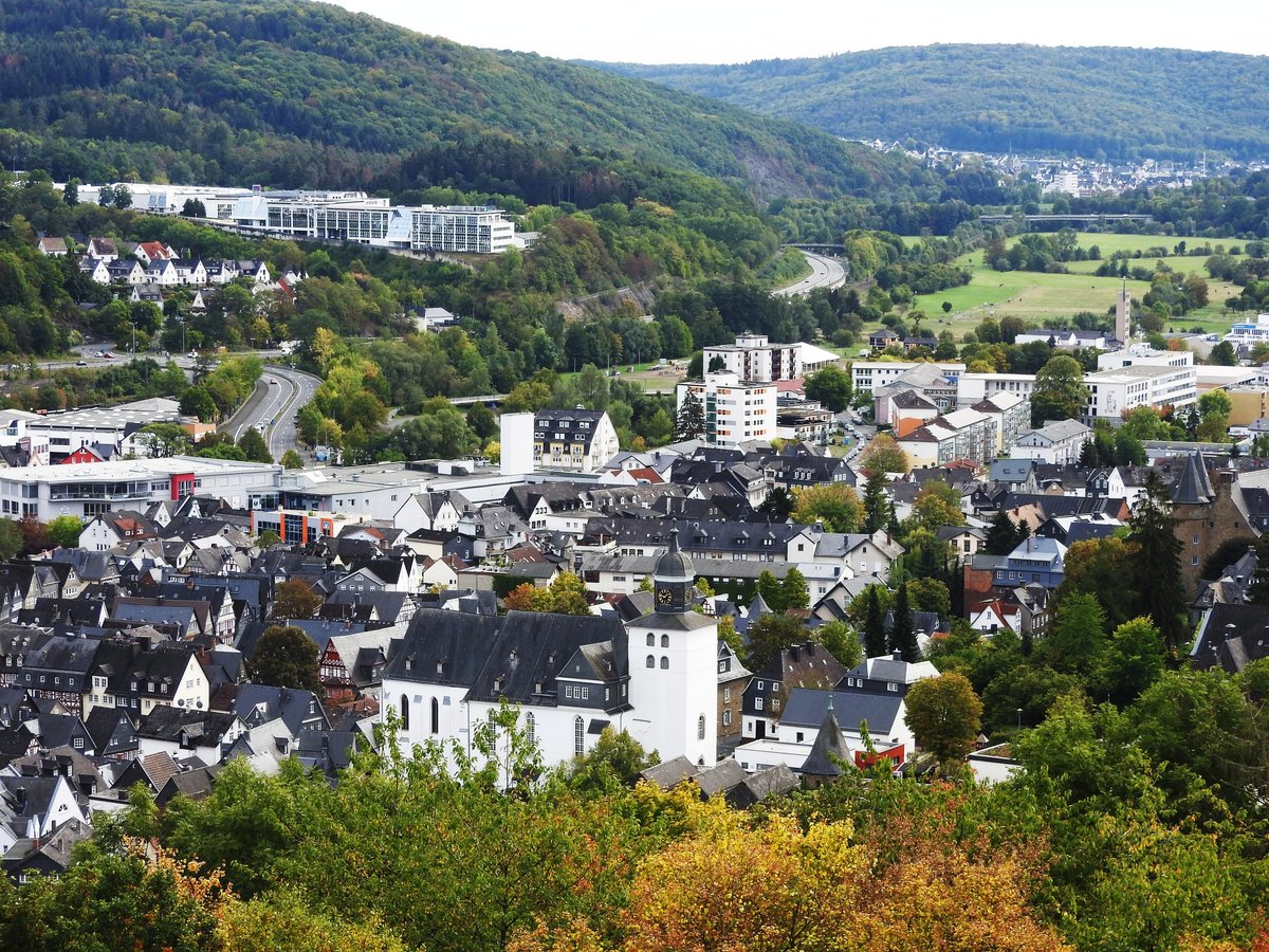 HERBORN/WESTERWALD-INNENSTADT MIT EV. SCHLOSSKIRCHE UND SCHLOSS
Die Innenstadt von HERBORN/WESTERWALD mit der Ev. Schlosskirche vorne und dem Schloss rechts-
darunter liegt die historische Altstadt mit taumhaft schnen Fachwerkhusern....
am 26.9.2018 vom Aussichtsturm  DILLBLICK  hoch ber der Stadt fotografiert...