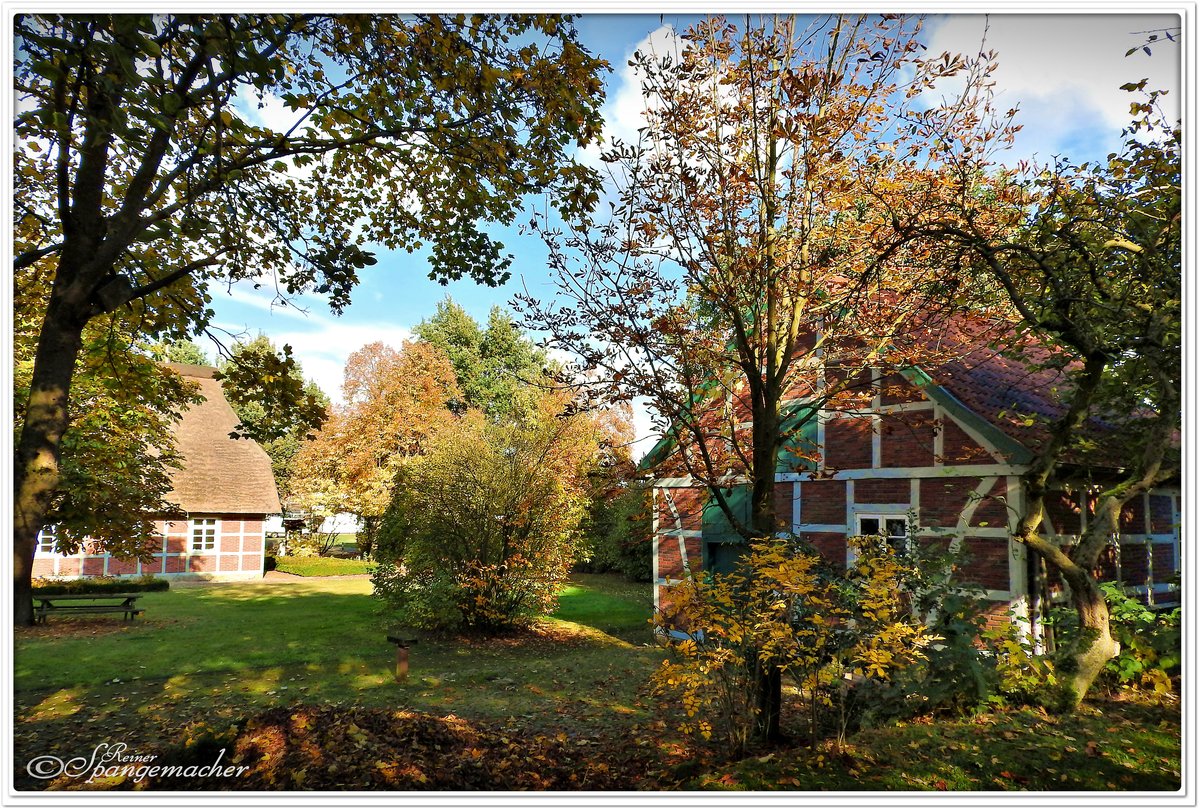 Herbst im Freilichtmuseum in Sittensen direkt an der Oste, im Hintergrund das Heimathaus. Oktober 2016.