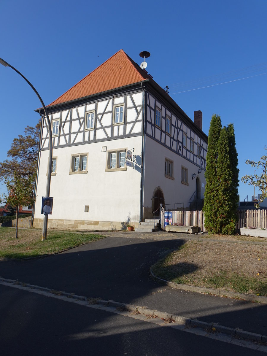 Herbstadt, ehem. Rathaus, zweigeschossiger Walmdachbau, erbaut um 1600 (15.10.2018)