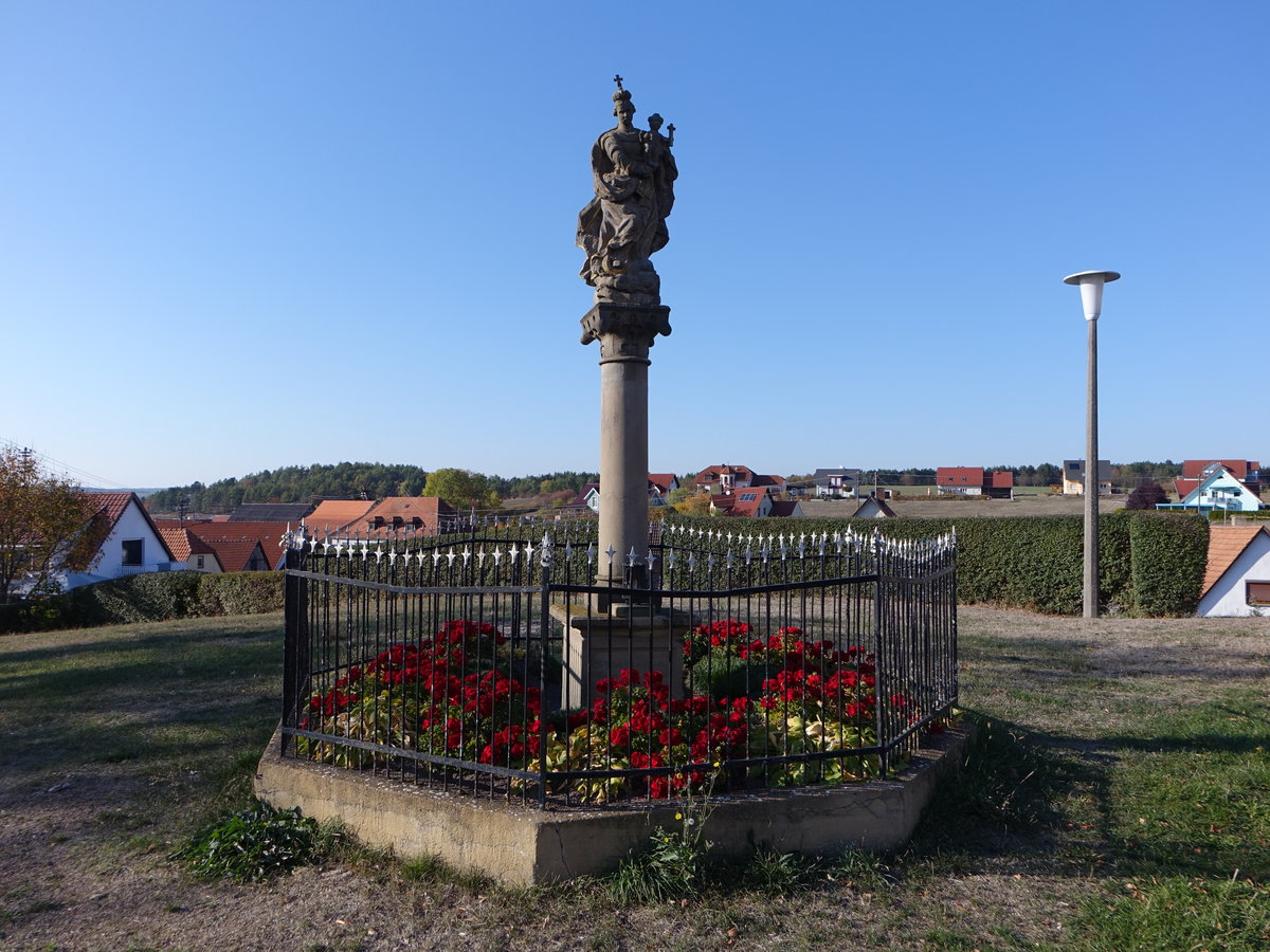 Herbstadt, Mariensule am Lindenhgel, Sandsteinskulptur aus dem 17. Jahrhundert (15.10.2018)