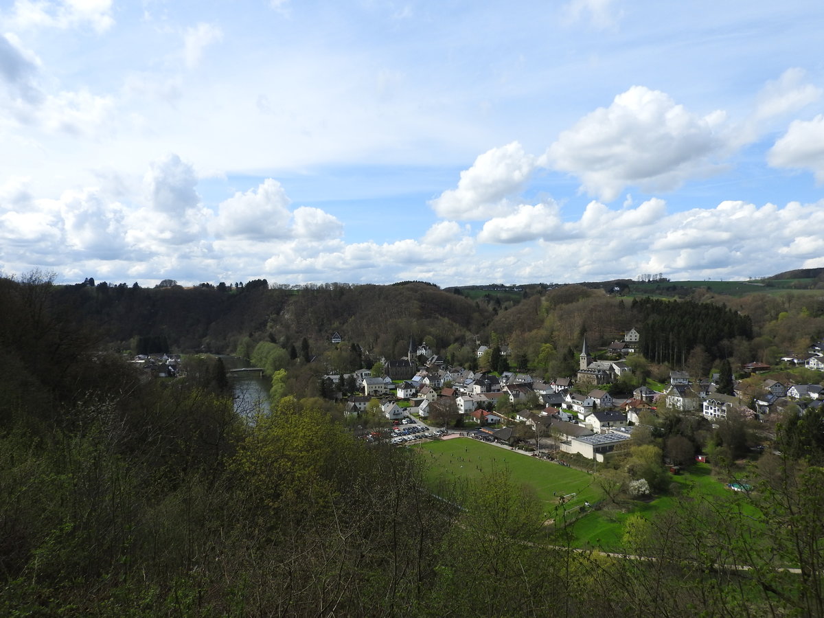 HERCHEN IM SIEGTAL-MRCHENHAFTES STDTCHEN
Von einer Anhhe ber der Stadt fllt am 15.4.2018 der Blick auf HERCHEN mit der RK-Kirche(rechts)
und der EV. Kirche (links)-hier erhielt der KLNER Komponist ENGELBERT HUMPERDINCK bei seinen
Aufenthalten und Wanderungen mit Sicherheit die Inspirationen zu seiner MRCHENOPER
 HNSEL UND GRETEL  mit ihren weltbekannten Melodien.....