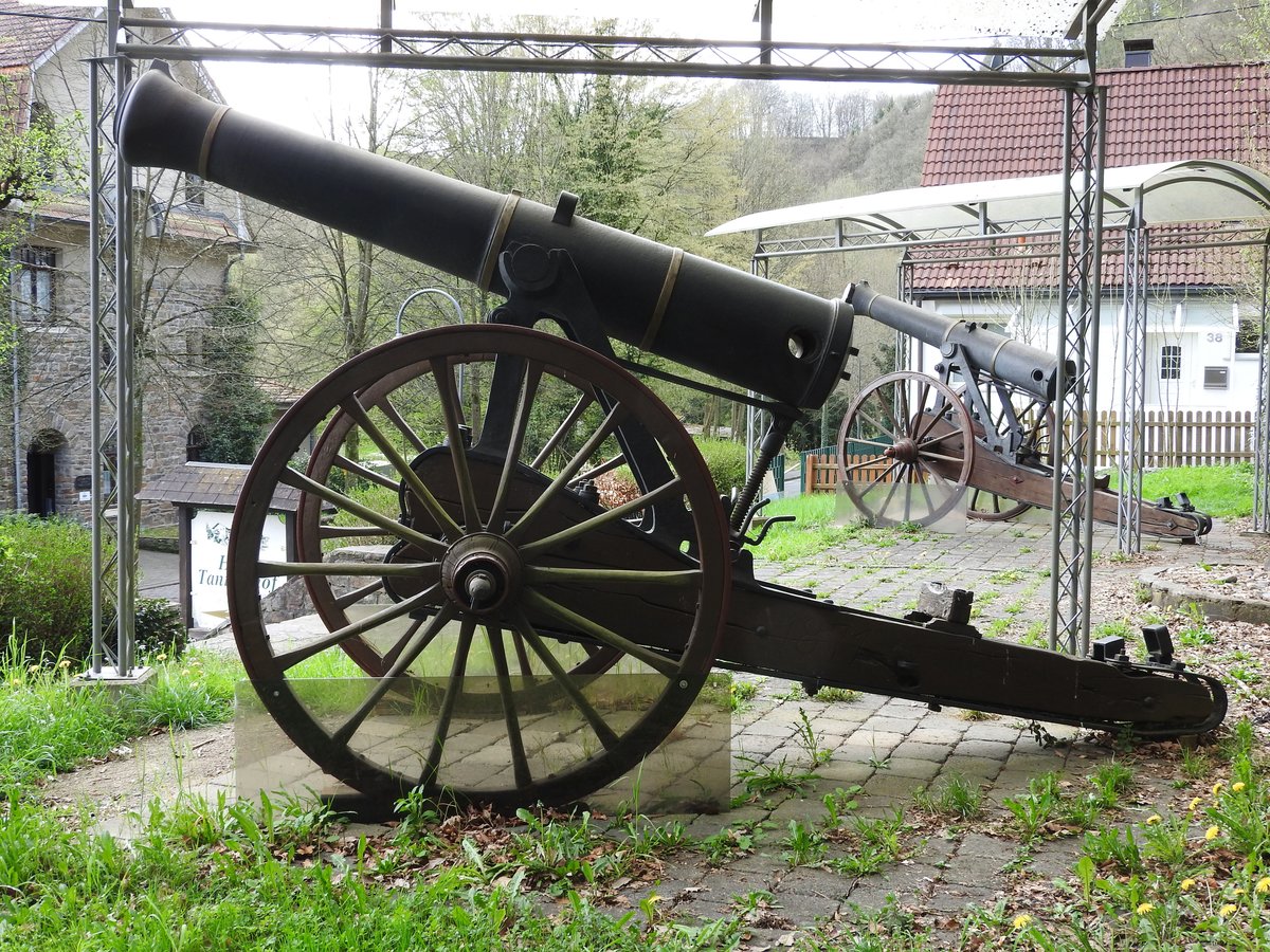 HERCHEN/SIEG-DIE HERCHENER KANONEN
2 mchtige franzsische Geschtze aus dem DEUTSCH-FRANZSISCHEN KRIEG 1870/71 findet man auf
einer kleinen Anhhe in der Ortsmitte-am Ende des 1. Weltkriegs gelangten sie vom KLNER
HEUMARKT nach HERCHEN....hier am 15.4.2018.Wie schn,dass aus ehemaligen Kriegsgegnern
heute nachbarschaftliche Freunde wurden.....