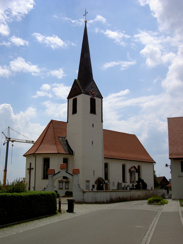 Hergensweiler, St. Ambrosius Kirche, Turmunterbau mittelalterlich, Chor und Langhaus erbaut 1712, ummauerter Friedhof (18.06.2014)