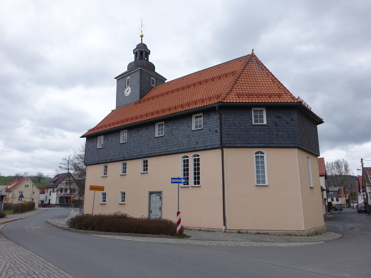 Herges-Hallenberg, evangelische Kirche, schlichte verputzte Fachwerkkirche, erbaut von 1706 bis 1722 (15.04.2022)