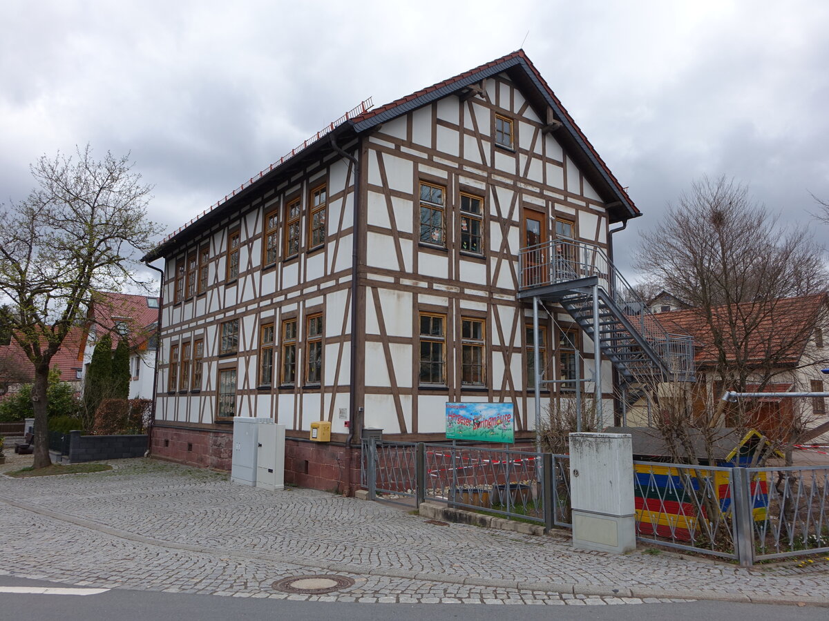 Herges-Hallenberg, Fachwerkhaus in der Strae Kurze Seite, heute Kindergarten (15.04.2022)