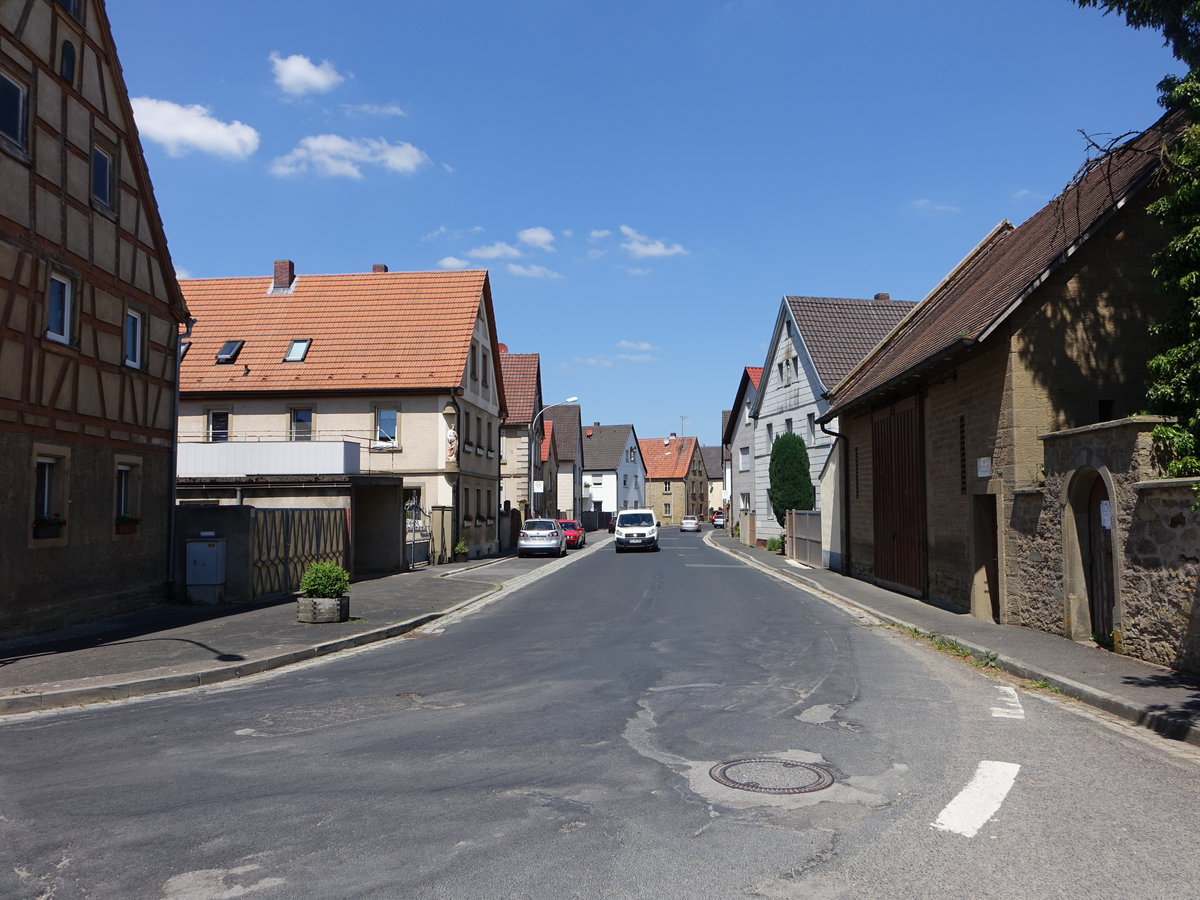 Hergolshausen, Blick vom Kirchplatz in die Schweinfurter Strae (27.05.2017)