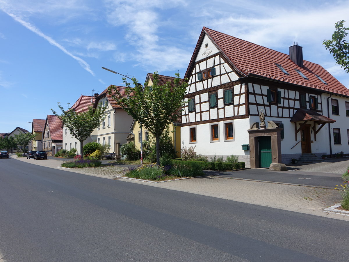 Herlheim, Fachwerkhaus und Gebude in der Herlinden Strae (28.05.2017)