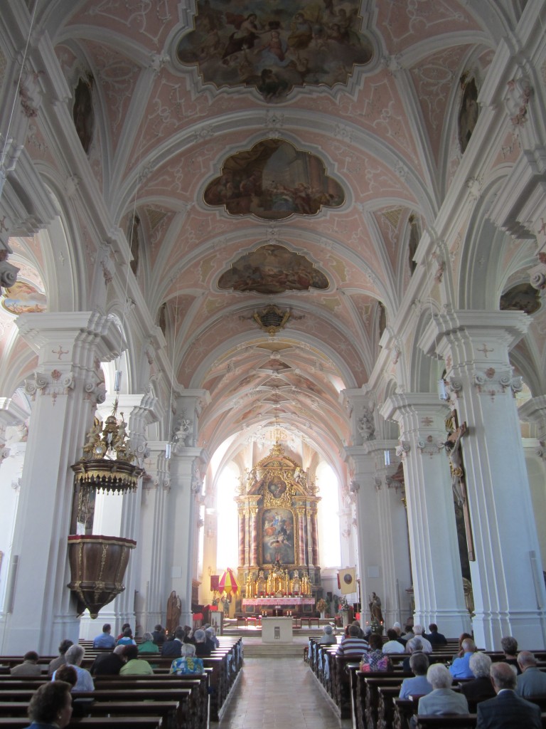 Herrieden, barockes Langschiff der Stiftskirche St. Vitus, Hochaltar von Jakob Engel von 1695, barocke Kanzel von Johannes Bernhard Koch, Fresken von Edmund Wiedemann (16.06.2013)