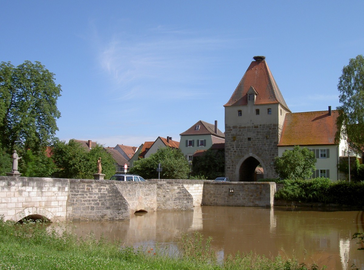 Herrieden, steinerne Brücke über die Altmühl und unteres Tor (16.06.2013)
