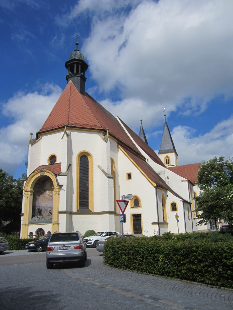 Herrieden, Stiftskirche St. Vitus und Deocar, erbaut ab 1071, frhgotische Trme erbaut im 13. Jahrhundert, Chor erbaut von 1447 bis 1461 (16.06.2013)