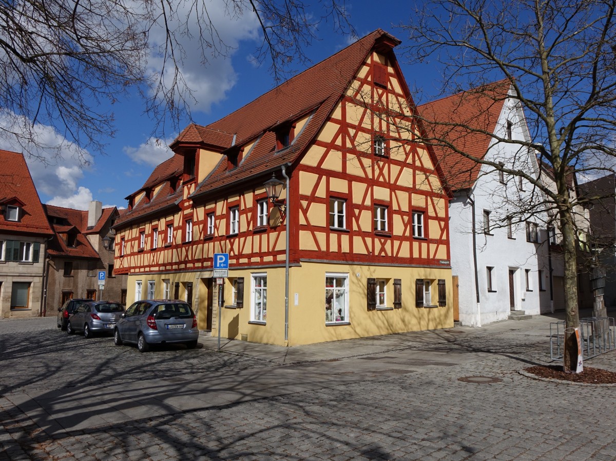 Hersbruck, ehem. Schlobruhaus am Schloplatz, Erdgeschoss massiv, Obergeschoss und Giebel Fachwerk, erbaut im 18. Jahrhundert (05.04.2015)