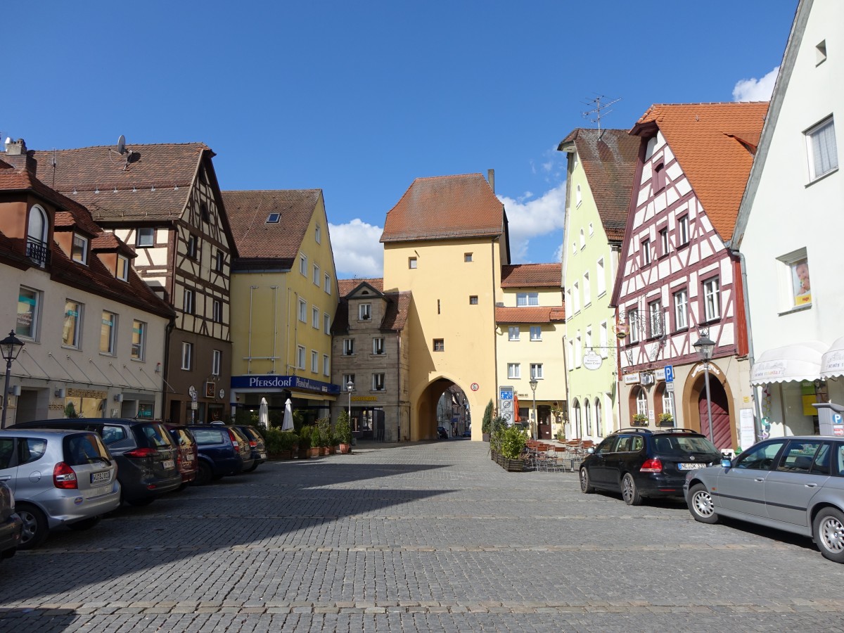 Hersbruck, Nrnberger Tor am oberen Markt, erbaut im 15. Jahrhundert (05.04.2015)