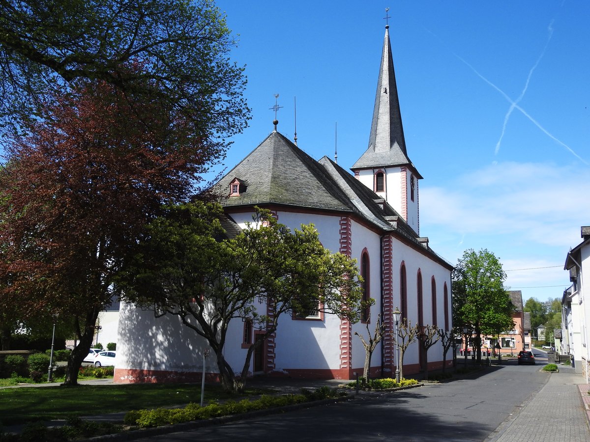 HERSCHBACH/UNTERWESTERWALD-PFARRKIRCHE ST. ANNA
1765 wurde die Barockkirche nach Plnen des kurfrstlichen Hofarchitekten JOHANNES SEIZ erbaut und
10 Jahre spter eingeweiht,sie steht unter Denkmalschutz...
Wesentliche Teile wie Kommunionbank,Kanzel,Bnke und Orgelprospekt sind noch original aus der Barockzeit
erhalten.Als Besonderheit gehren die 4 Stahlglocken,der Glockenstuhl und die Turmuhr der Ortsgemeinde
Herschbach..Nur wenige Meter hinter der Kirche noch KLOSTER MARIENHEIM,auf den Grundmauern der
1880 abgerissenen WASSERBURG ARX HERGISPACH errichtet,aber 2013 als Kloster aufgegeben,,am 26.4.2019