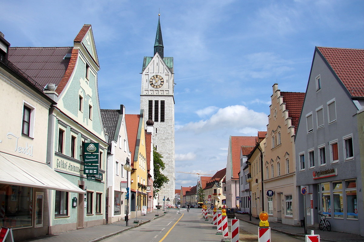 Herzog-Ludwig-Strae mit Pfarrkirche St. Laurentius in Neustadt an der Donau (3.8.2016)