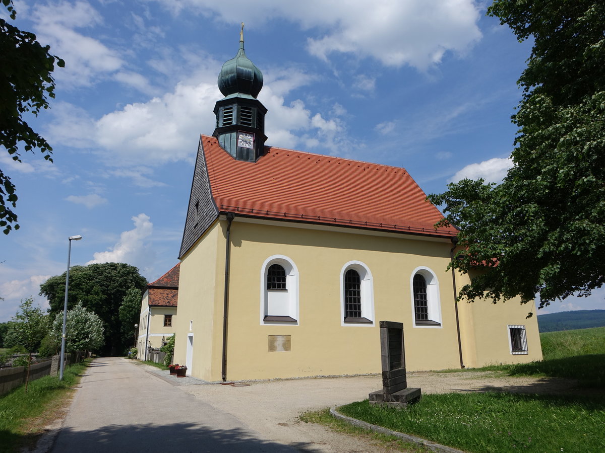 Herzogau, kath. Kuratiekirche St. Anna und Sebastian, Giebelstndiger Saalbau mit eingezogenem Chor, erbaut bis 1787 (03.06.2017)
