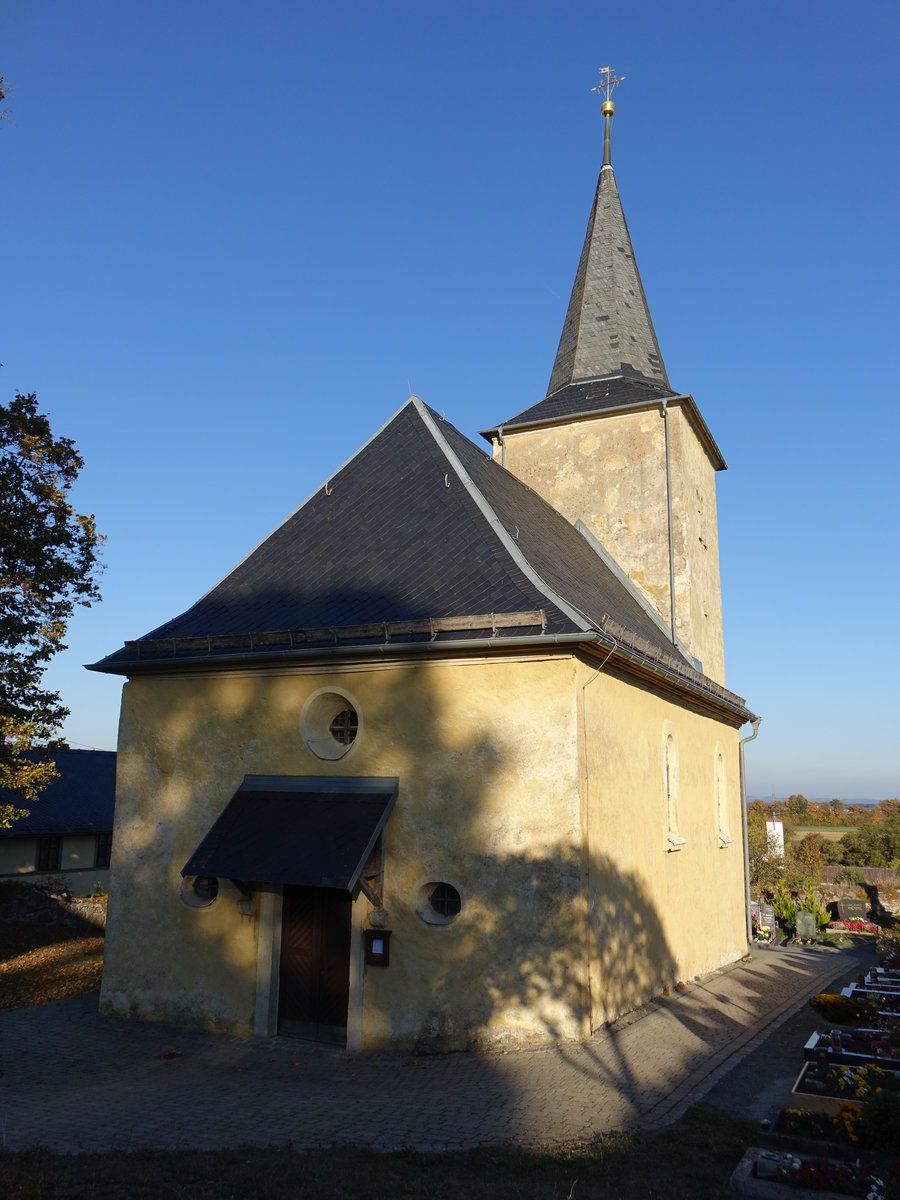 Herzogenreuth, kath. Pfarrkirche St. Nikolaus, Chorturmkirche mit Spitzhelm, erbaut im 13. Jahrhundert, Langhaus erbaut 1716 (13.10.2018)