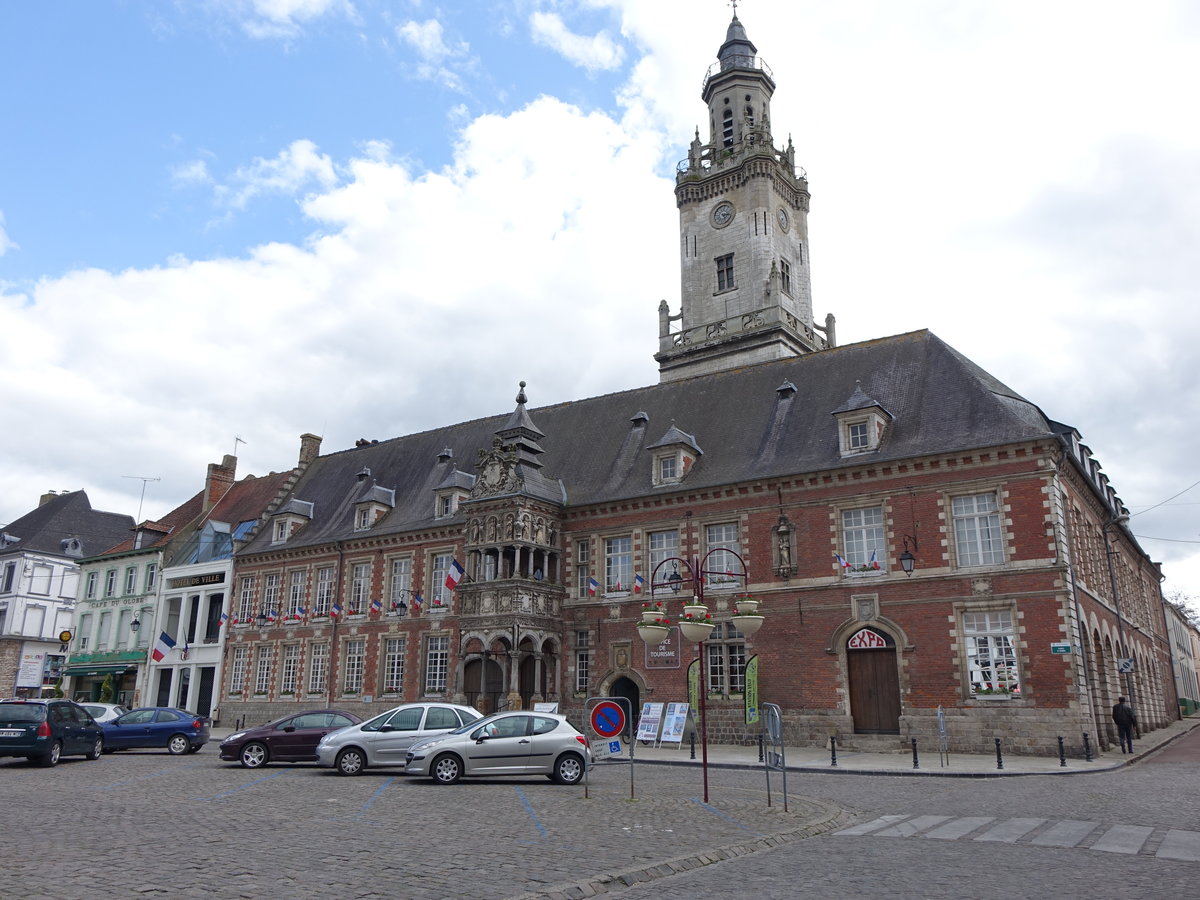 Hesdin, Rathaus mit Belfried am Place des Armes, erbaut im 16. Jahrhundert (14.05.2016)