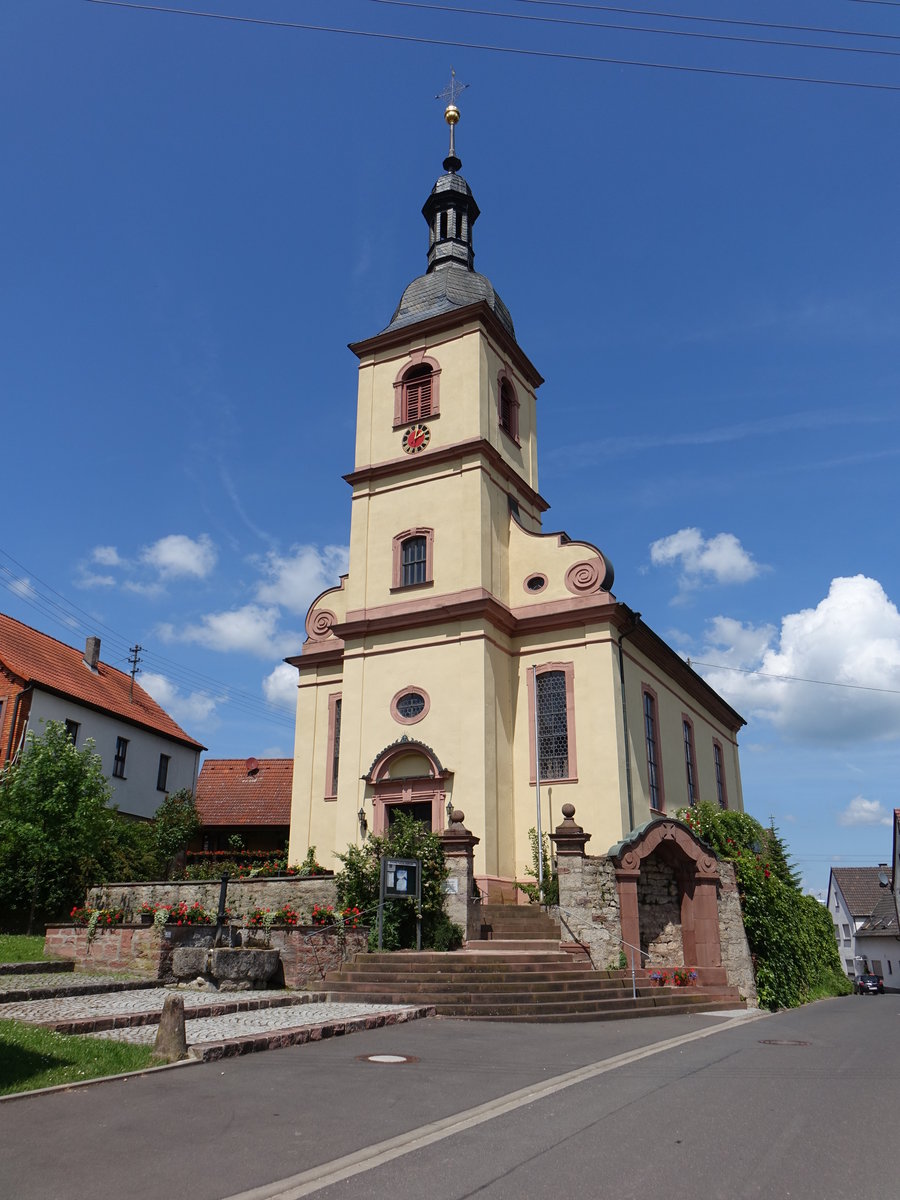 Hedorf, barocke Ev. Kirche, Saalkirche mit Satteldach und eingezogenem Dreiseitchor, Fassadenturm mit Haubendach und Laterne, erbaut 1741  (26.05.2018)
